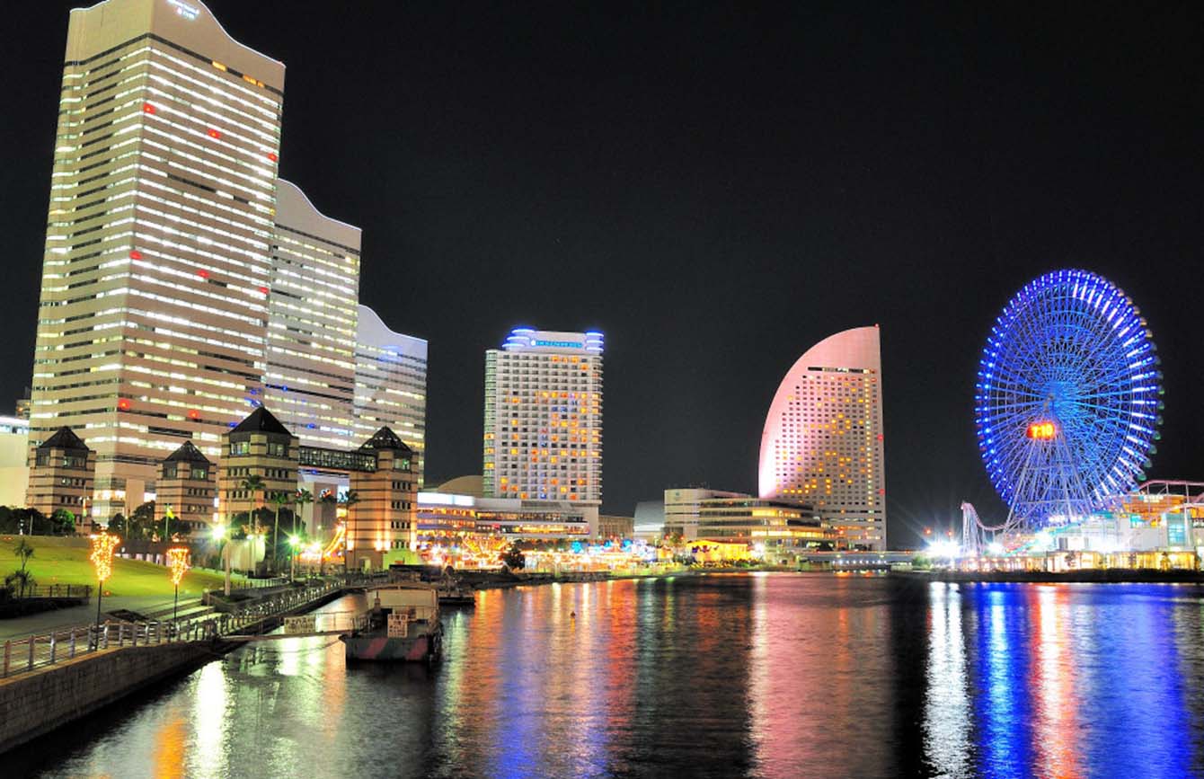 Nachtspaziergang durch Yokohama: Das nächtliche Lichtermeer und die Skyline genießen